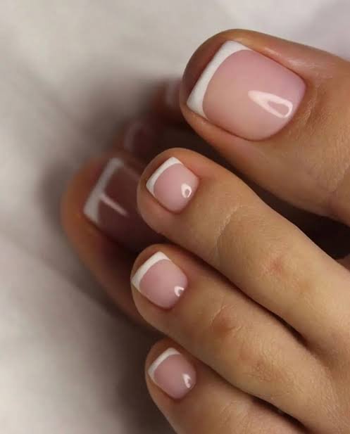 Pedicura con francesa moderna
